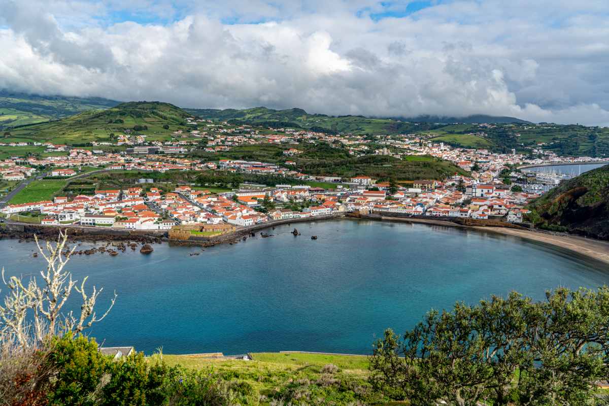 Ein Blick in die Stadt Horta, Azores, Island of Faial.