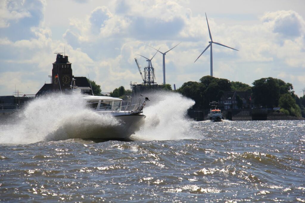 Motorbootfahren auf der Elbe